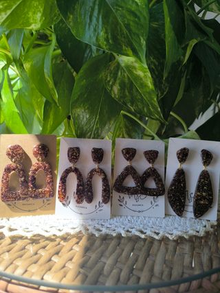 Pendientes de resina artesanos, rosas y pan de oro
