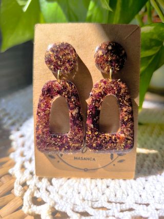 Pendientes de resina artesanos, rosas y pan de oro