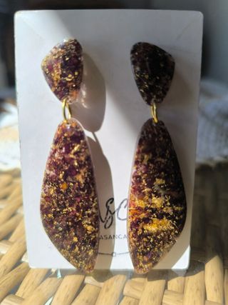 Pendientes de resina artesanos, rosas y pan de oro
