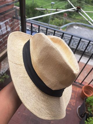 Sombrero de verano beige y negro