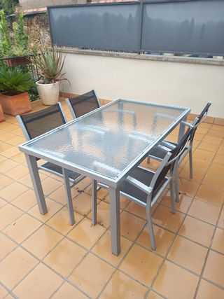 Mesa de jardín con 4 sillas
