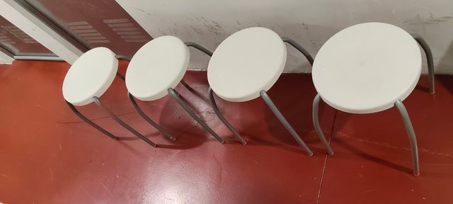 Taburetes blancos y grises (Set de 4)