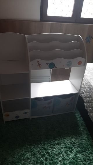 Armario infantil blanco con diseño espacial