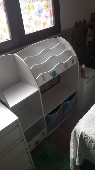 Armario infantil blanco con diseño espacial