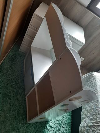 Armario infantil blanco con diseño espacial