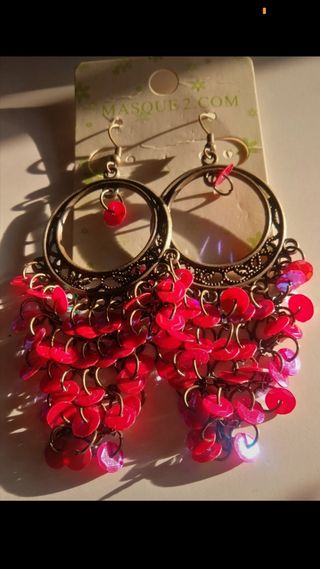 Pendientes largos dorados con lentejuelas rojas