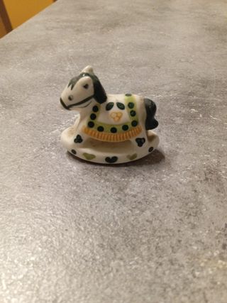 Cavallino a dondolo in ceramica