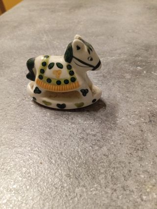 Cavallino a dondolo in ceramica
