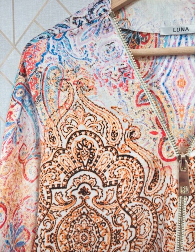 Blusa estampada con cremallera