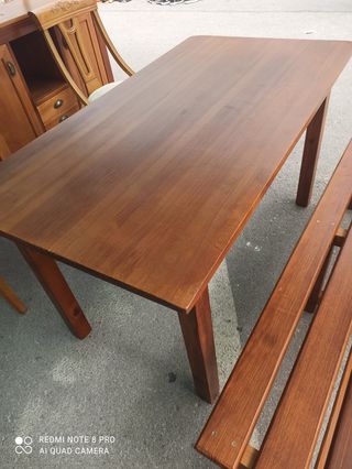 Mesa de comedor de madera