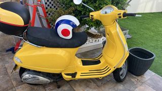 Vespa Amarilla con Casco