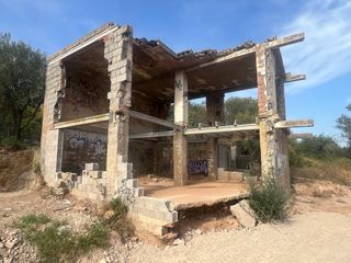 Terreno urbano con edificación para reconstrucción