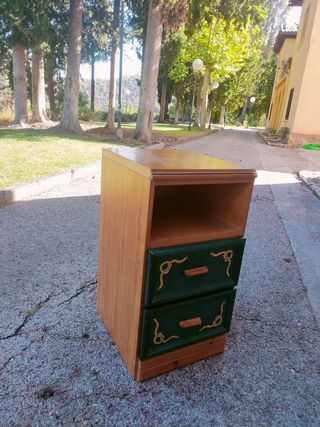 Cama individual de madera con mesita