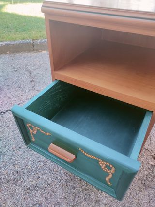 Cama individual de madera con mesita