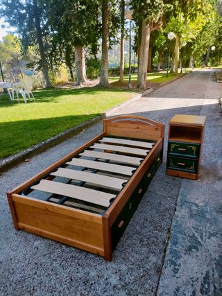 Cama individual de madera con mesita