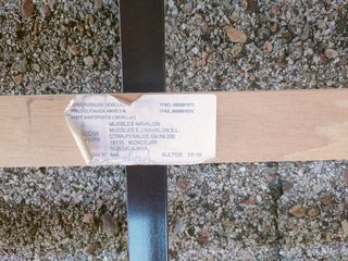 Cama individual de madera con mesita