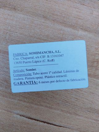 Cama individual de madera con mesita