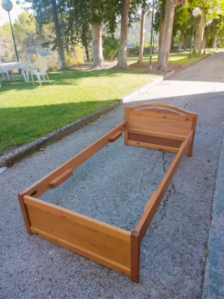 Cama individual de madera con mesita