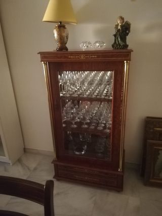 Mueble vitrina madera y cristal.  Alto 180cm Ancho