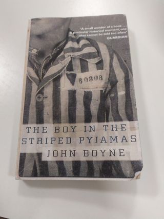 En niño del pijama de rayas (inglés)