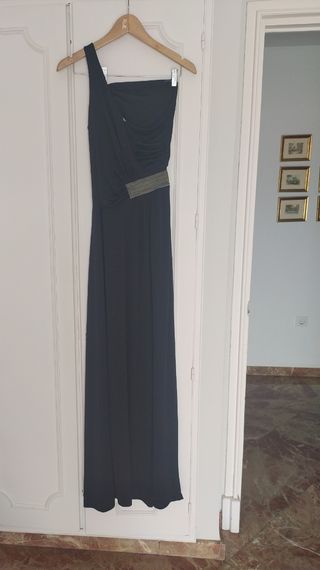 Traje largo negro con detalles dorados