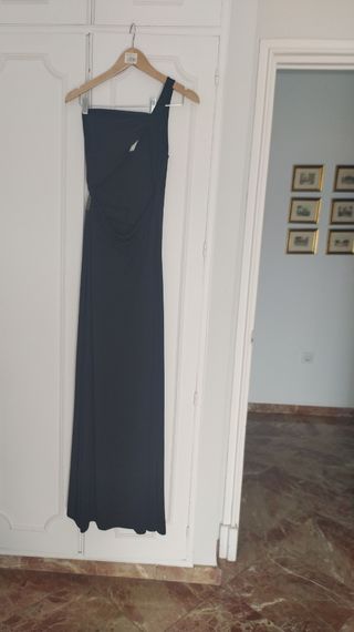 Traje largo negro con detalles dorados
