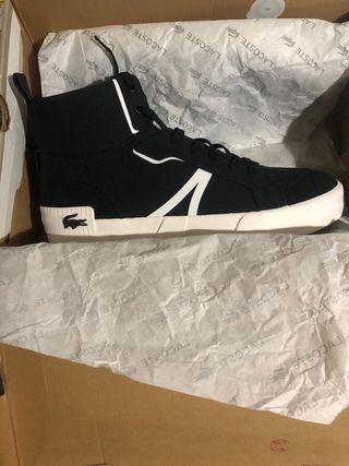 Zapatillas altas negras Lacoste.