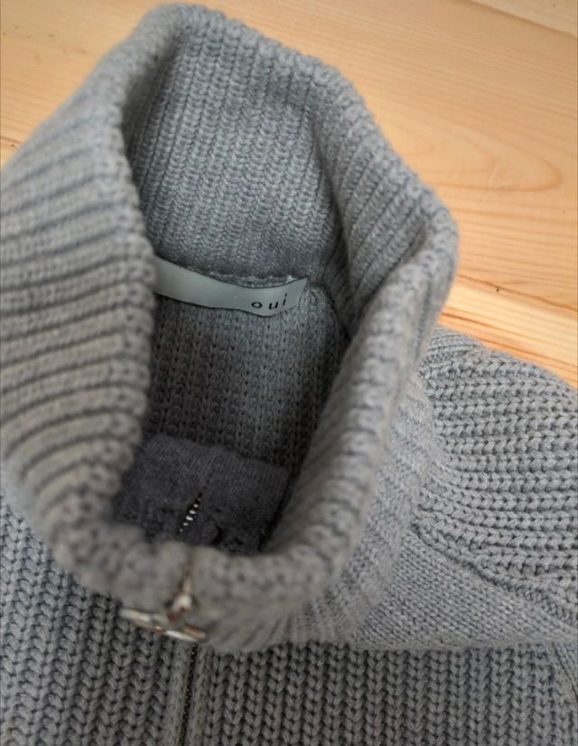 Jersey gris cuello alto con cremallera