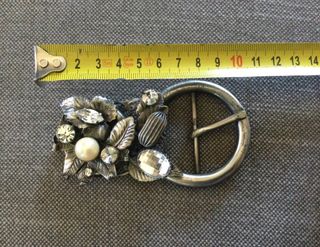 StupendaFibbia vintage decorata con strass e perla