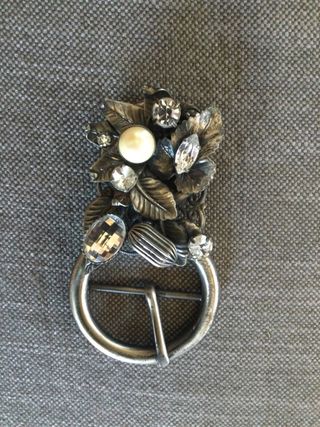 StupendaFibbia vintage decorata con strass e perla