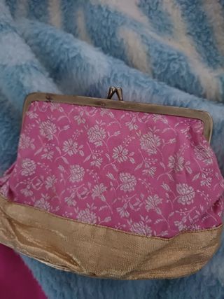 Monedero vintage floral con detalles dorados