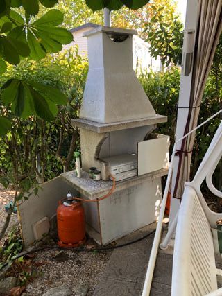 Barbacoa de piedra gris 