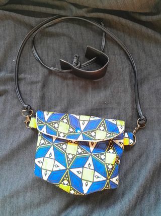 Bolso de hombro estampado artesanal.