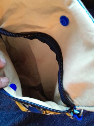 Bolso de hombro estampado artesanal.