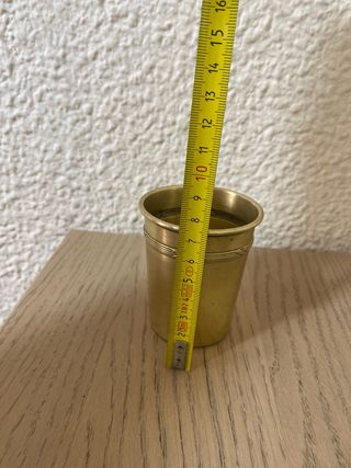 Vaso de latón con diseño