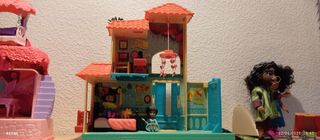 Casa de muñecas y figuras
