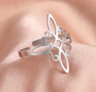 Anillo Nudo de Bruja ajustable de acero.