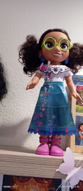 Muñeca con vestido azul y gafas verdes