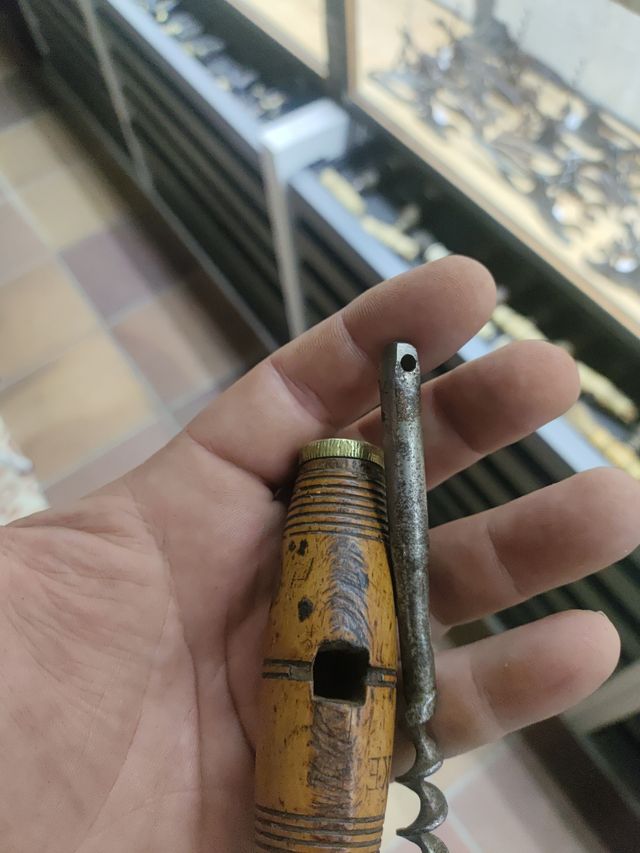 Sacacorchos antiguo madera y metal