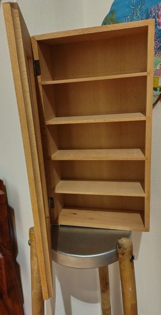 Mobiletto bacheca in legno con vetrina