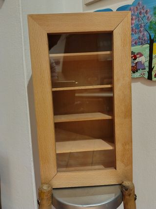 Mobiletto bacheca in legno con vetrina