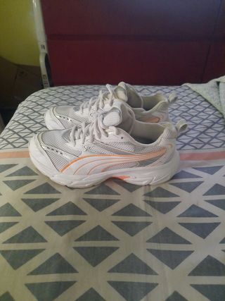 Zapatillas Puma Blancas y Plateadas