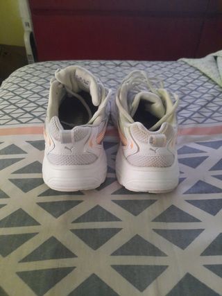 Zapatillas Puma Blancas y Plateadas
