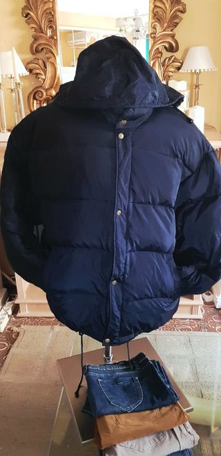 Abrigo Chaquetón Negro con Capucha