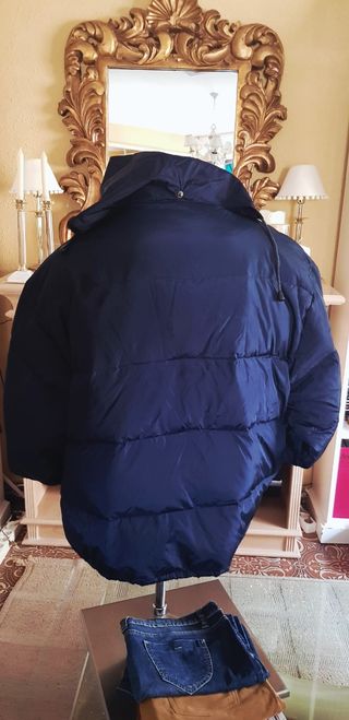 Abrigo Chaquetón Negro con Capucha