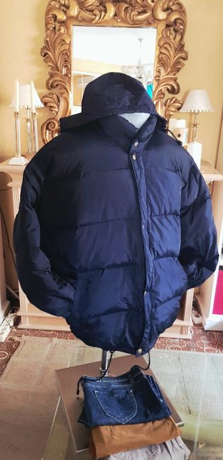 Abrigo Chaquetón Negro con Capucha