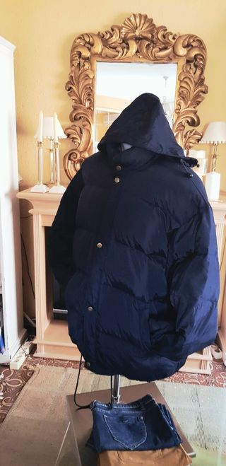 Abrigo Chaquetón Negro con Capucha