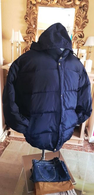 Abrigo Chaquetón Negro con Capucha