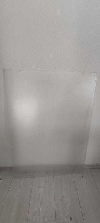 Tablero de madera con marco y plástico.