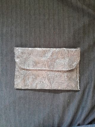 Cartera plateada cuero sintético